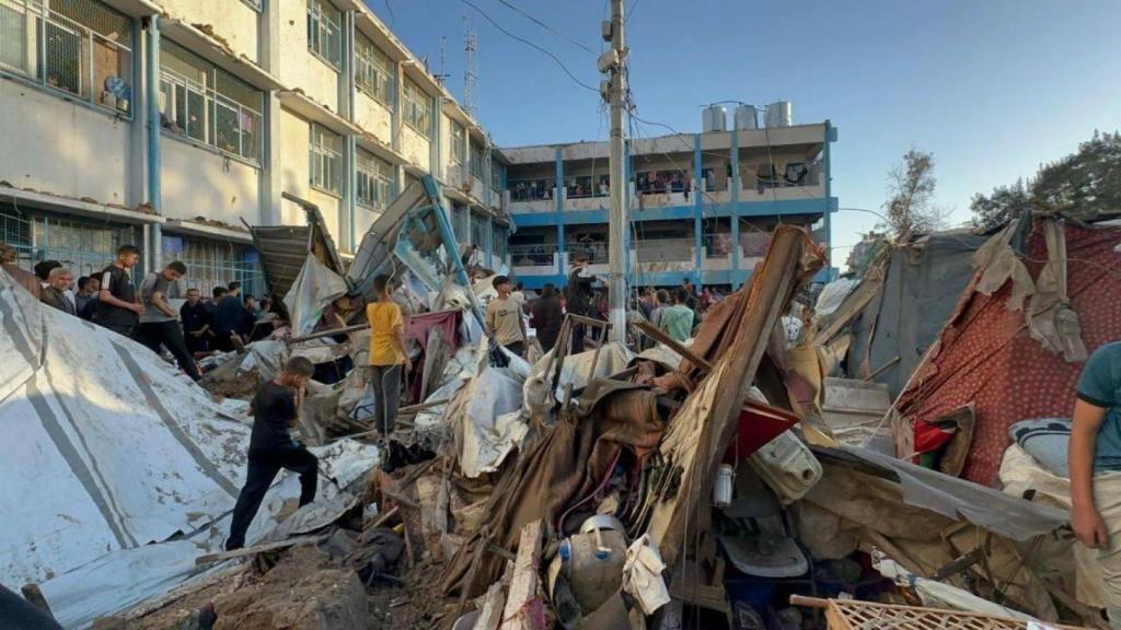 Estado en que quedó la escuela Abu Hamisah del campamento de refugiados de Bureij, en el centro de Gaza, tras ser atacada este martes por Israel.