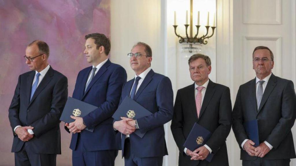 El canciller alemán Friedrich Merz junto a Lars Klingbeil, Alexander Dobrindt,  Johann Wadephul y Boris Pistorius en Berlín, Alemania, 06 de mayo de 2025.