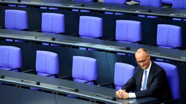 Friedrich Merz, de la Unión Demócrata Cristiana (CDU), jura como nuevo canciller alemán en Berlín.