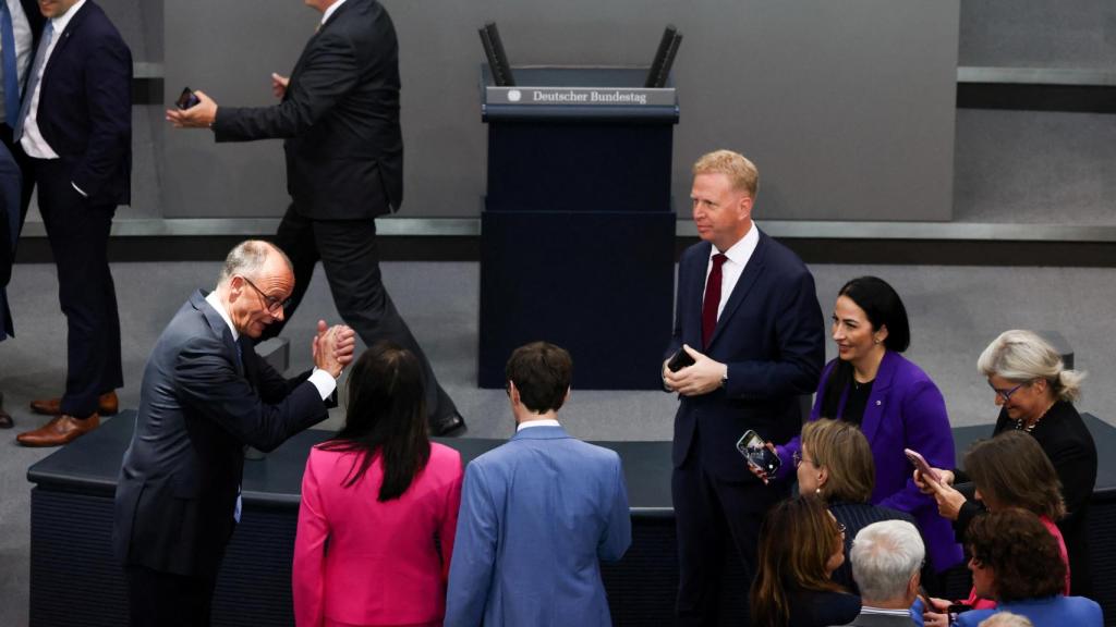Friedrich Merz, de la Unión Demócrata Cristiana (CDU), hace un gesto mientras habla tras ser juramentado como nuevo canciller alemán en la cámara baja del parlamento Bundestag, en Berlín, Alemania, el 6 de mayo de 2025.