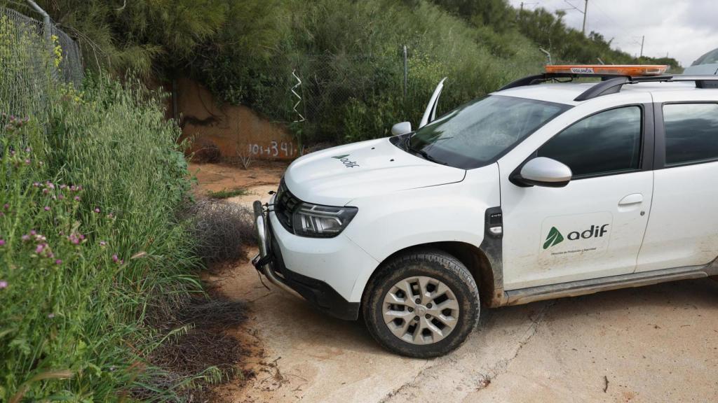 Un vehículo de Adif, la empresa pública de gestión de la red ferroviaria, en uno de los puntos de la sustracción de cobre.