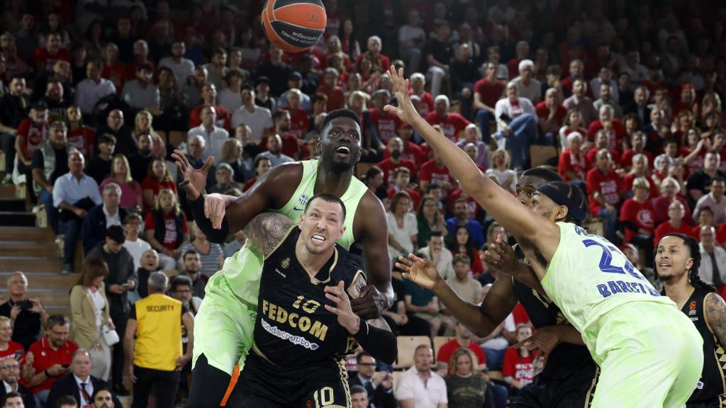 Daniel Theis y Youssoupha Fall pugnan por el balón en el partido.
