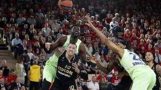 Daniel Theis y Youssoupha Fall pugnan por el balón en el partido.