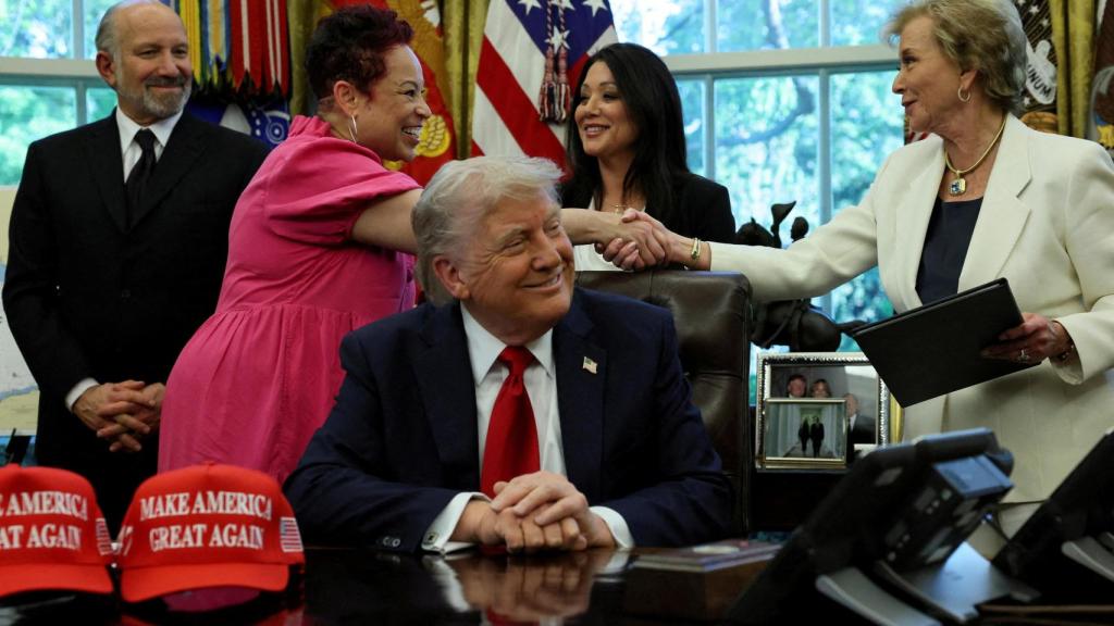 El presidente estadounidense Trump firma órdenes ejecutivas en la Casa Blanca.
