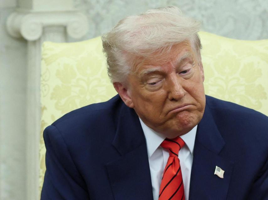 El presidente de Estados Unidos, Donald Trump, reacciona durante una reunión con el primer ministro canadiense, Mark Carney, en el Despacho Oval.