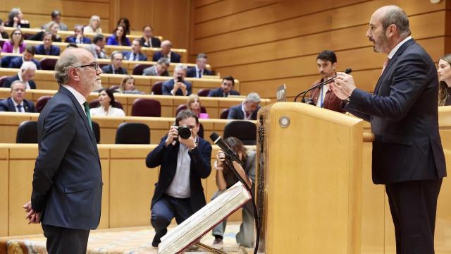 El nuevo senador socialista por Burgos Miguel Ángel Adrián durante su toma de posesión, este martes