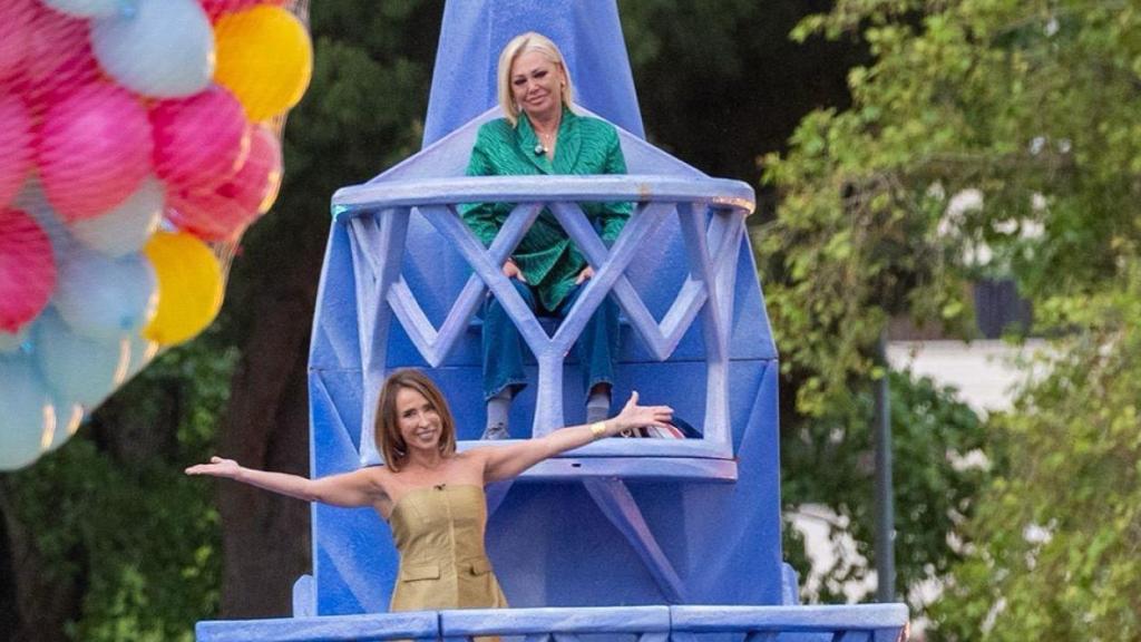Belén Esteban y María Patiño en lo alto de una carroza en 'La familia de la tele'.
