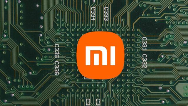 Logotipo de Xiaomi sobre una placa base