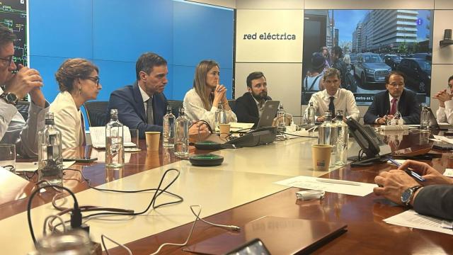 Pedro Sánchez y Sara Aagesen junto a María Jesús Montero y Óscar López, en la sede de Red Eléctrica, durante el gran apagón del 28-A.