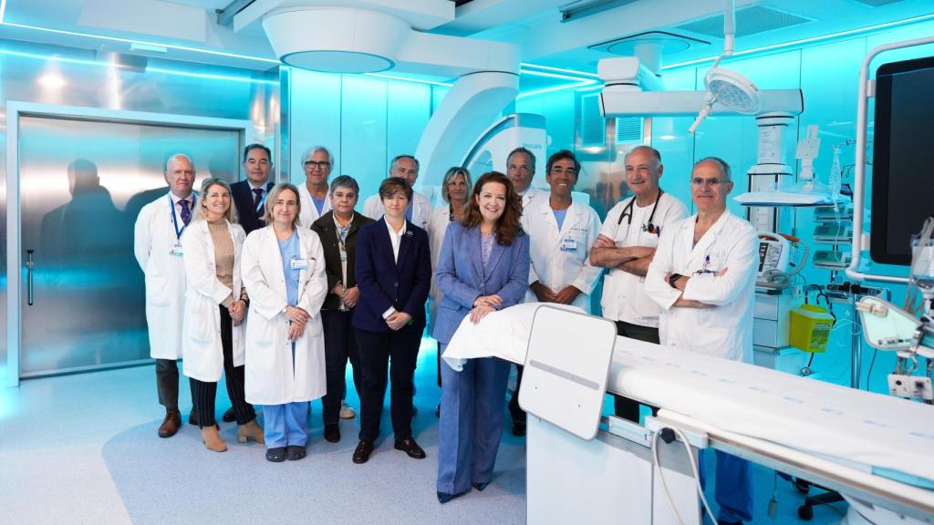 Fátima Matute en su visita este martes a la nueva Área de Cardiología Intervencionista del Hospital Clínico San Carlos.