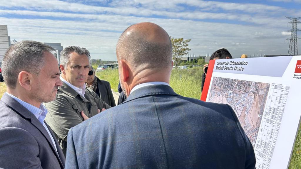 El consejero Carlos Novillo visita los terrenos del consorcio urbanístico Madrid Puerta Oeste en Móstoles.