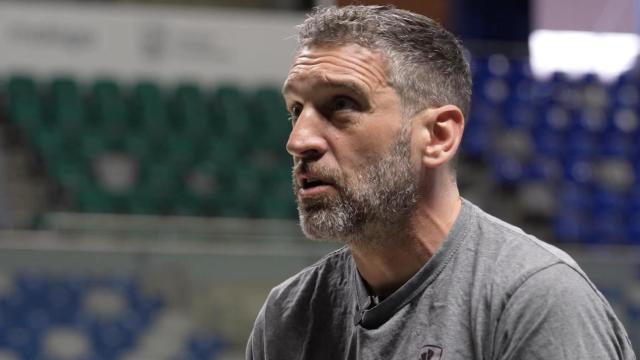 Ibon Navarro concede una entrevistas a los medios oficiales del Unicaja
