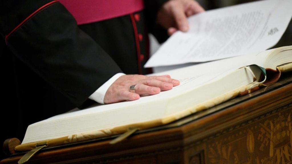 Un momento del juramento de los oficiales y de los encargados del Cónclave.