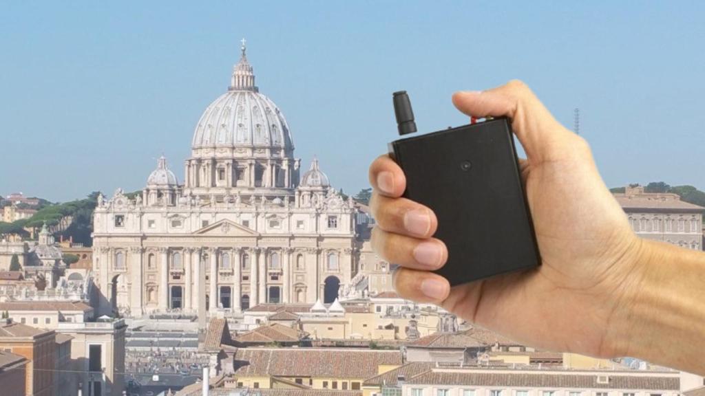 Fotomontaje de la Basílica de San Pedro y un inhibidor de señales.