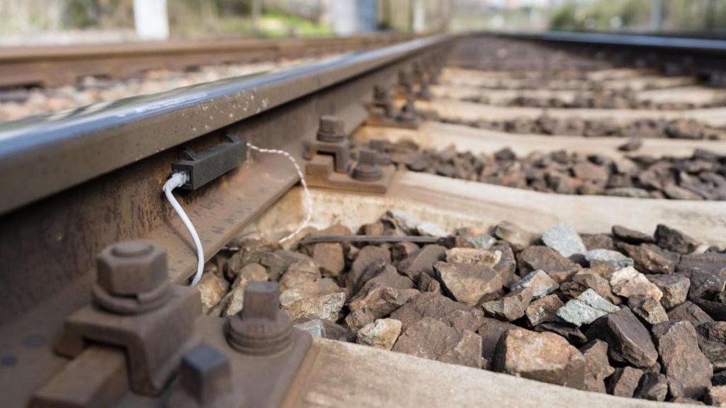Sensor instalado en una vía de ferrocarril