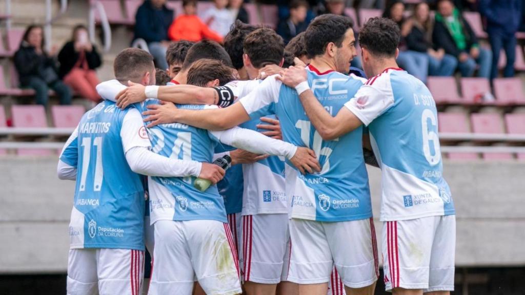 Abrazo entre los jugadores de la SD Compostela.