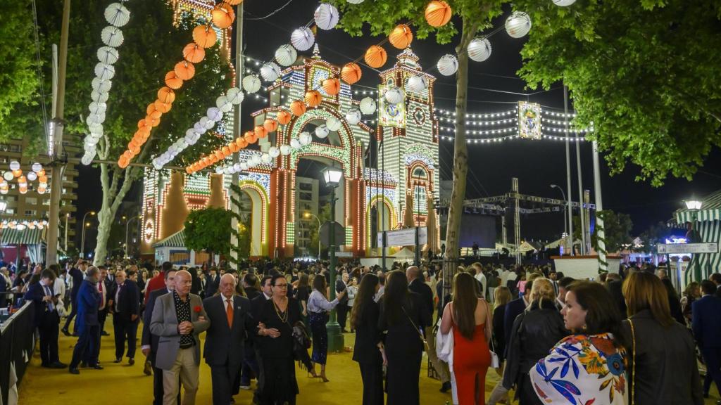 La Feria de Abril 2025, iluminada en la noche del 'pescaíto'.