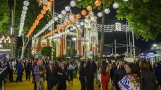 La Feria de Abril 2025, iluminada en la noche del 'pescaíto'.