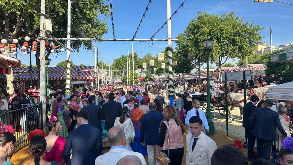 Ambiente en la Feria de Sevilla durante la tarde del martes.