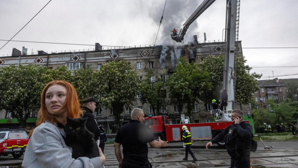 Los bomberos tratan de apagar un incendio provocado por el ataque ruso sobre Kiev.