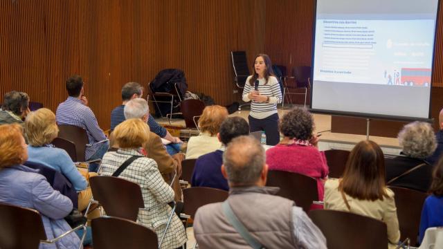 Encuentro sobre el autobús urbano de A Coruña en Monelos.
