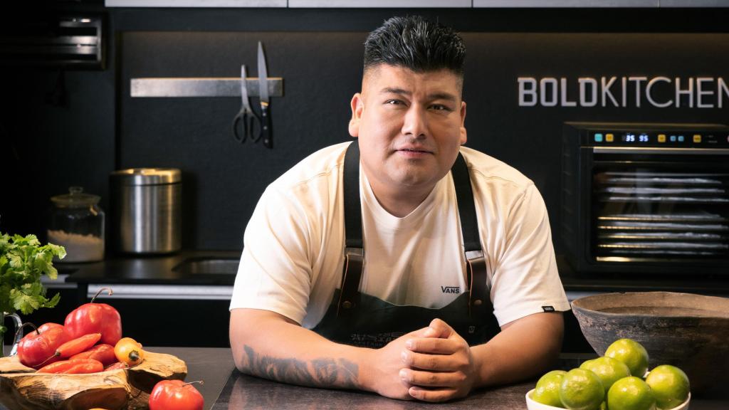 El chef Jhosef Arias en su cocina BoldKitchen.