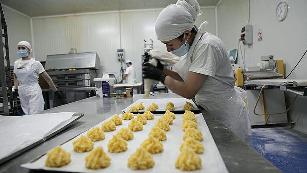 Elaboración de repostería en El Alar Arte Sano