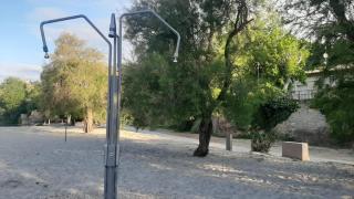 Estructura tipo ducha-fuente en la playa de Tenerías de Toledo.