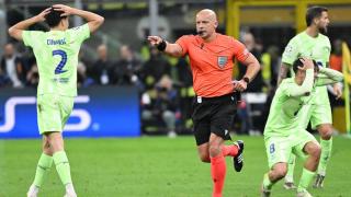 Marciniak pita el penalti de Cubarsí sobre Lautaro tras revisarlo en el VAR