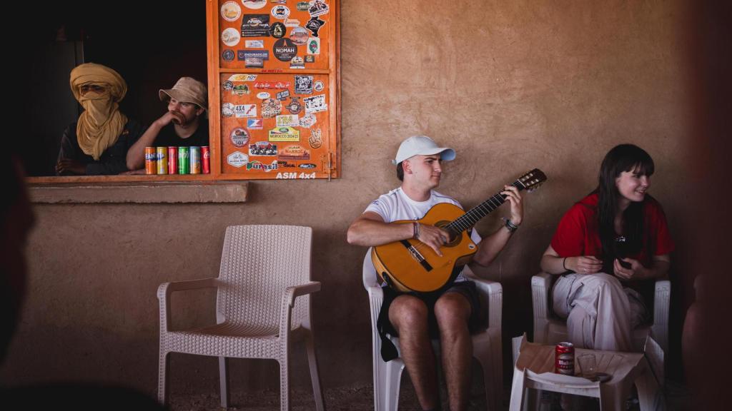 Antonio de la Rocha tocando la guitarra, participante.