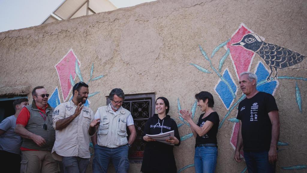 Entrega de las pancartas del RACE a la educadora.