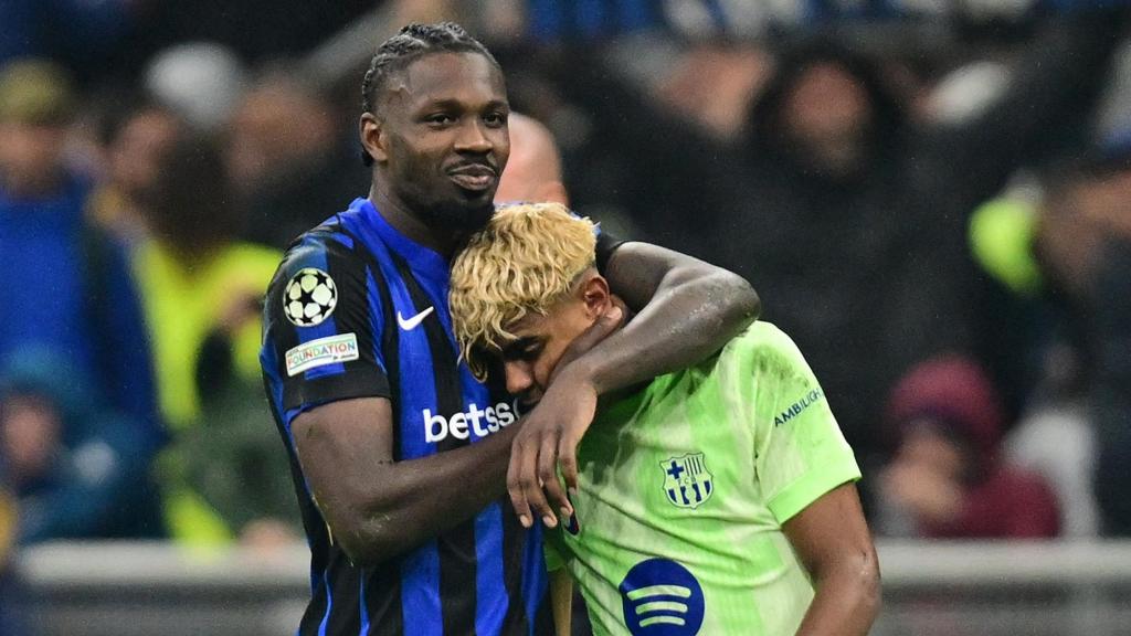 Marcus Thuram y Lamine Yamal tras el partido en San Siro