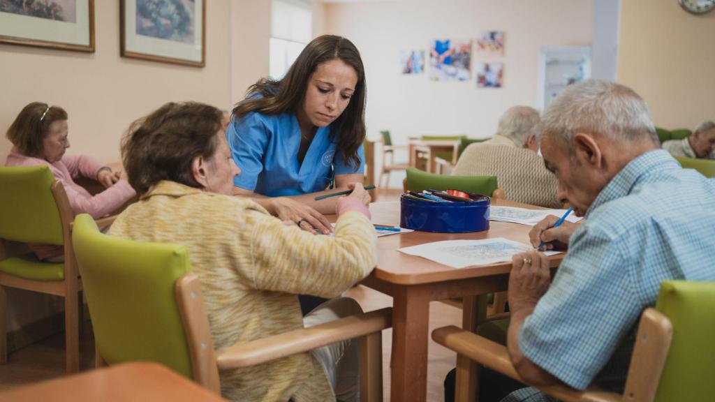 Taller terapéutico en una de las residencias del Grupo Villamor en Madrid.