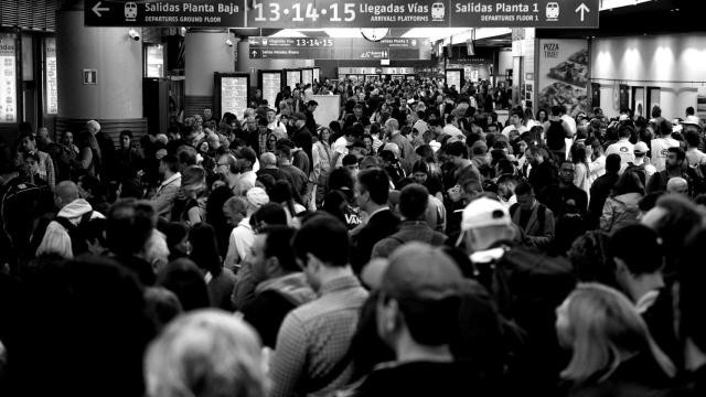 Decenas de personas esperan en la estación de Atocha-Almudena Grandes, a 5 de mayo de 2025, en Madrid (España).
