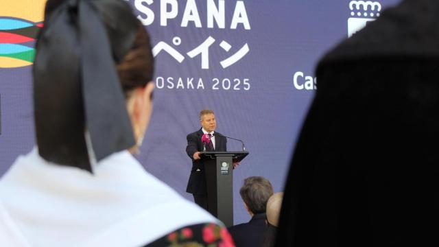 Emiliano García-Page, durante su visita al pabellón de España en la feria Osaka 2025.