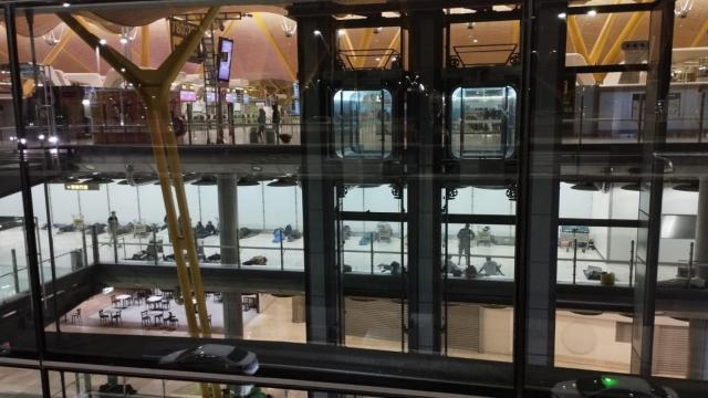 Indigentes durmiendo en Barajas.