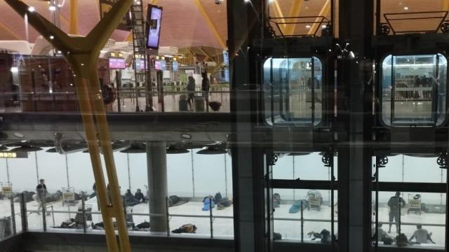 La planta intermedia entre facturación y llegadas que ha sido ocupada por los indigentes.