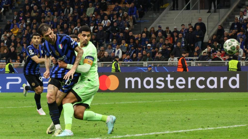 Acerbi, sujetado por Araújo, hace el gol del 3-3 contra el Barça