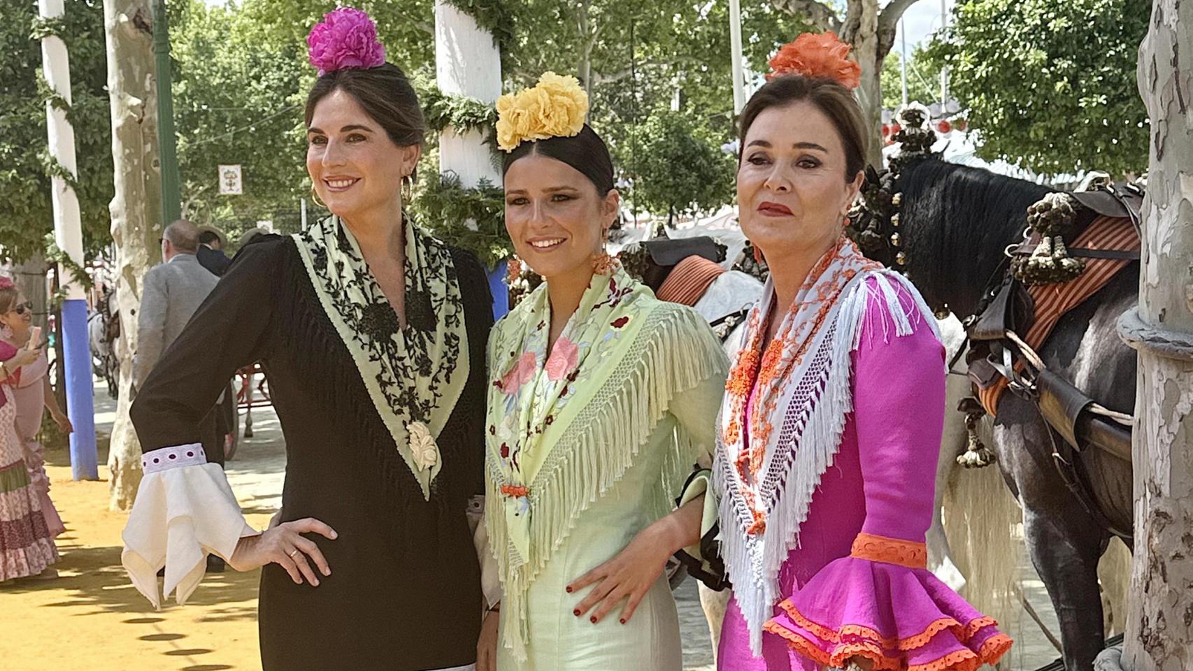 De Lourdes Montes con Cayetana Rivera a Victoria Federica y Carolina Marín: cónclave de famosos en la Feria de Abril 2025