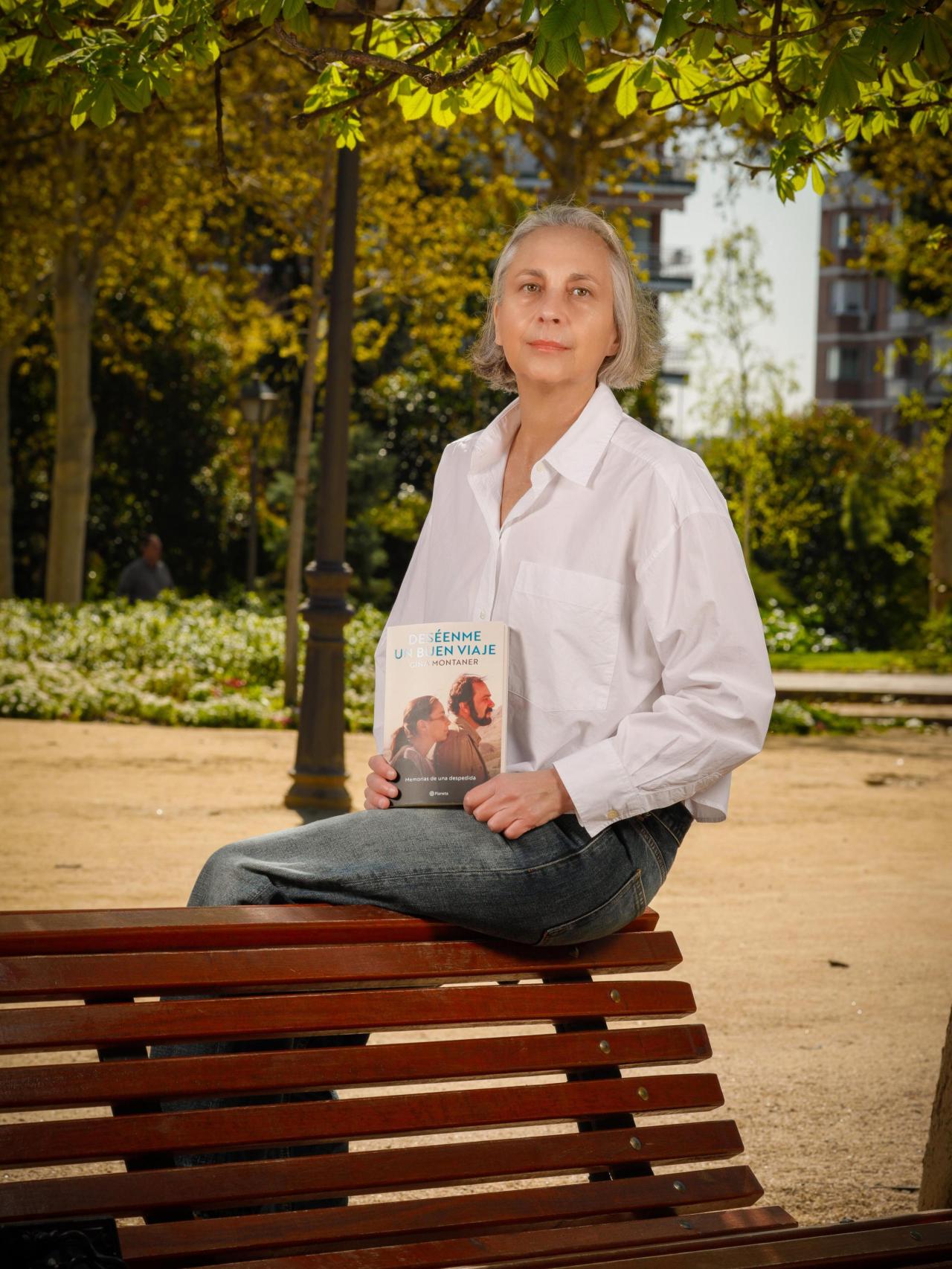 Gina Montaner, posando con su obra.