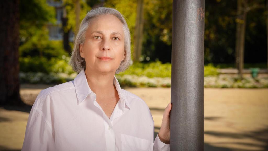 La autora Gina Montaner, posando.