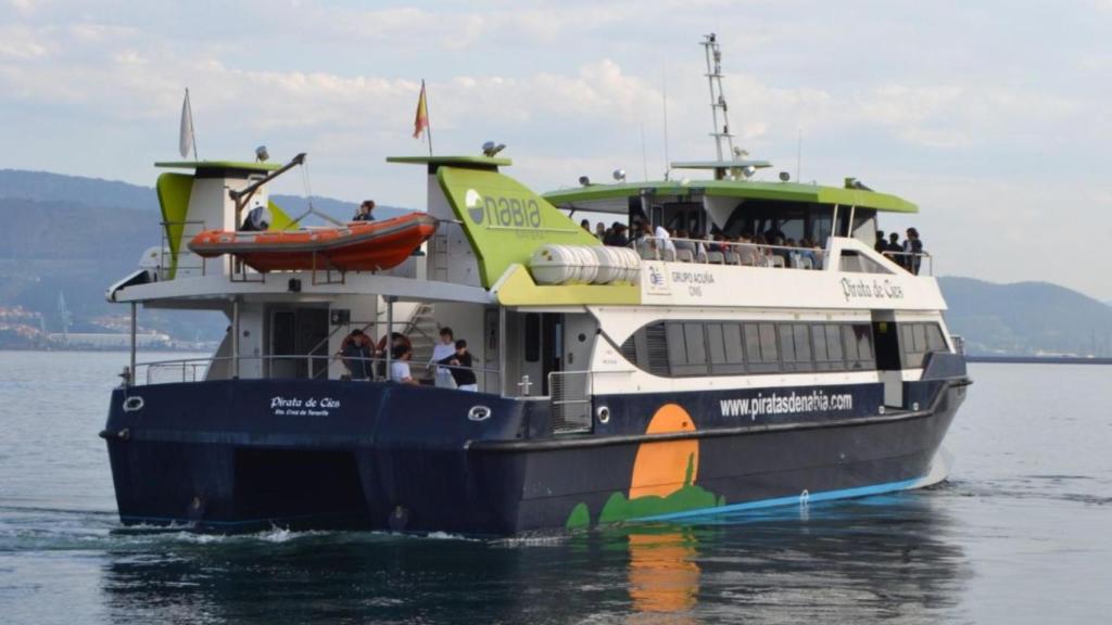 Uno de los barcos de 'Piratas de Nabia' por la ría de Vigo
