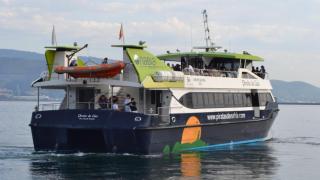 Uno de los barcos de 'Piratas de Nabia' por la ría de Vigo