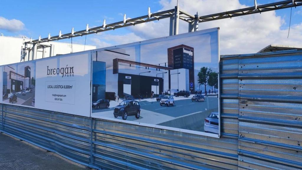 Valla de obra en el acceso a Breogán Park por la calle Severo Ochoa en Agrela.