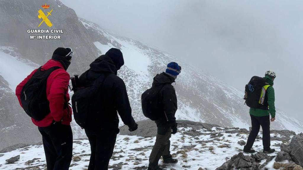 El GREIM rescata a tres jóvenes a más de 2.300 metros en Picos de Europa