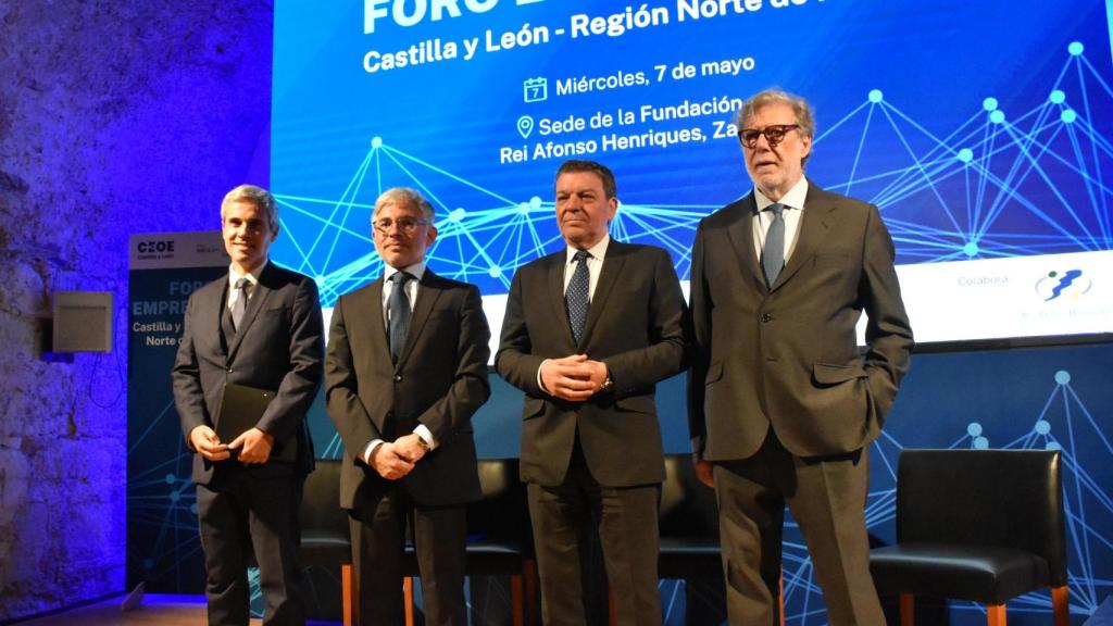 Santiago Aparicio, presidente de CEOE Castilla y León; Luis Miguel González Gago, consejero de la Presidencia de la Junta de Castilla y León; Jorge Sobrado, vicepresidente de la Comisión de Coordinación y Desarrollo Regional del Norte; y Alexandre Silveira, miembro del consejo de administración de la Asociación Empresarial de Portugal