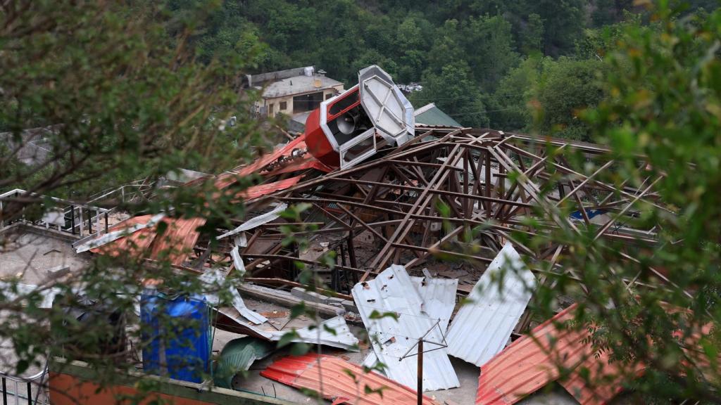 Daños provocados por el ataque indio en una mezquita de Cachemira.
