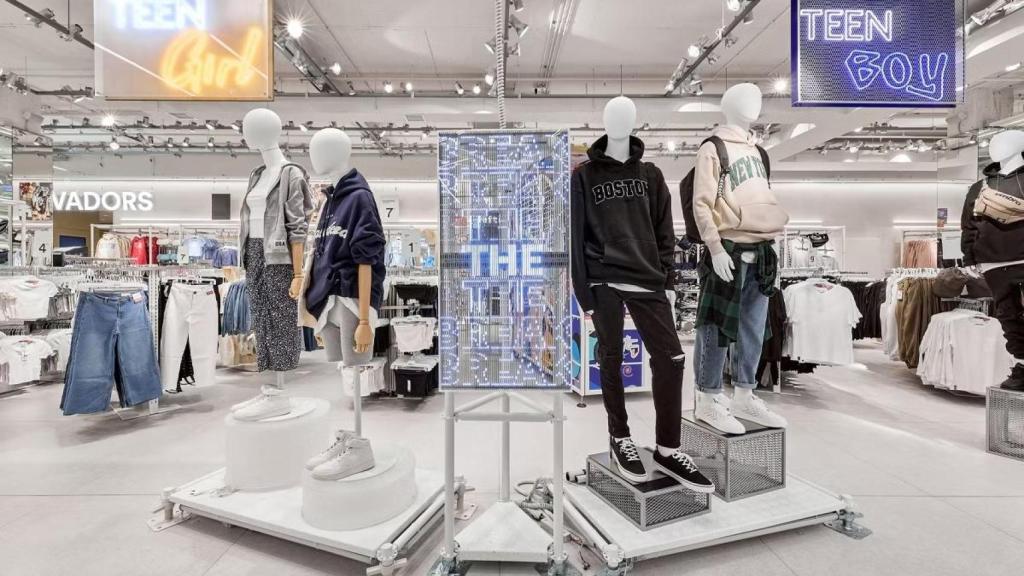 El interior de Lefties.