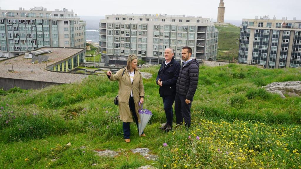 El portavoz popular, Miguel Lorenzo, en una visita a Monte Alto.
