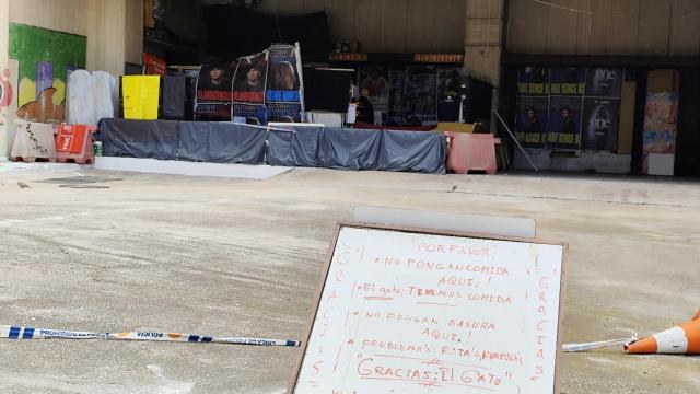 Detalle del 'alojamiento' improvisado ejecutado dentro del perímetro del edificio de Correos de Málaga.